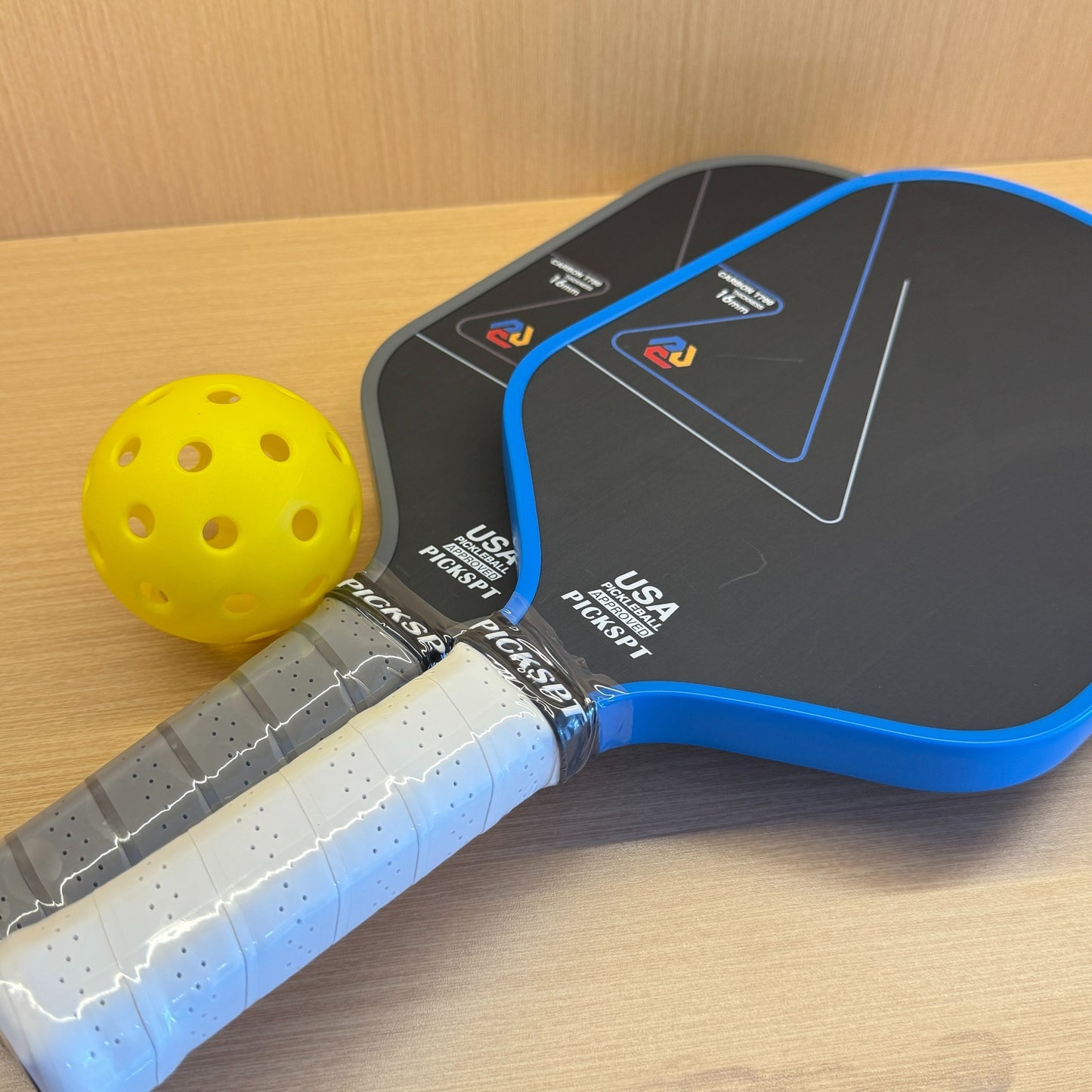 Professional Pickleball Paddle - Ergonomic Grip Design For Comfortable Handling And Precise Control, With Carbon Fiber Face - Ideal For Players From Beginners To Advanced Levels.